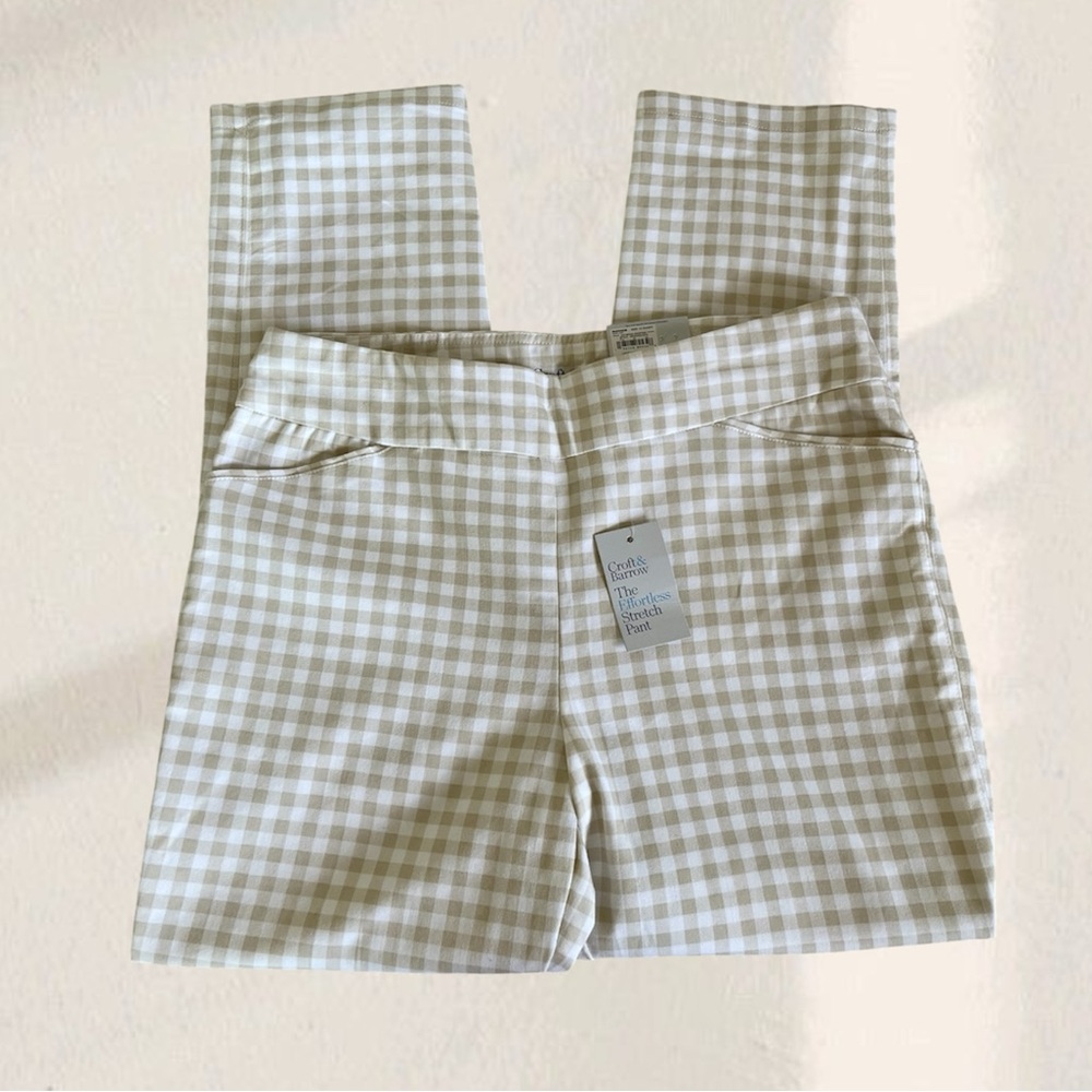 Croft & Barrow women’s casual workwear  Beige size 12 Shorts with STRECH
